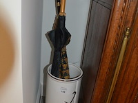 Oosterse loper ca. 3 m, smeedijzeren kapstok, porseleinen paraplubak - afbeelding 1 van  7