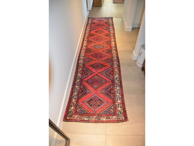 Oosterse loper ca. 3 m, smeedijzeren kapstok, porseleinen paraplubak - afbeelding 4 van  7