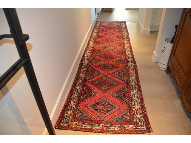 Oosterse loper ca. 3 m, smeedijzeren kapstok, porseleinen paraplubak - afbeelding 5 van  7