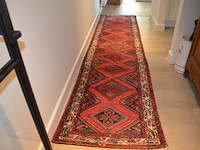 Oosterse loper ca. 3 m, smeedijzeren kapstok, porseleinen paraplubak - afbeelding 5 van  7