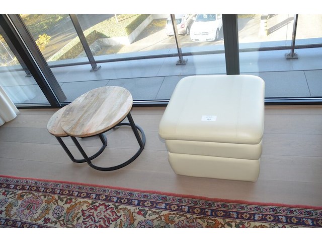 Opazetel, beige lederen poef, 2 ronde bijzettafeltjes - afbeelding 1 van  8