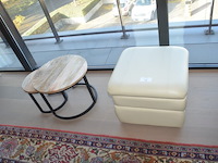 Opazetel, beige lederen poef, 2 ronde bijzettafeltjes