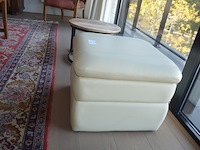 Opazetel, beige lederen poef, 2 ronde bijzettafeltjes - afbeelding 2 van  8