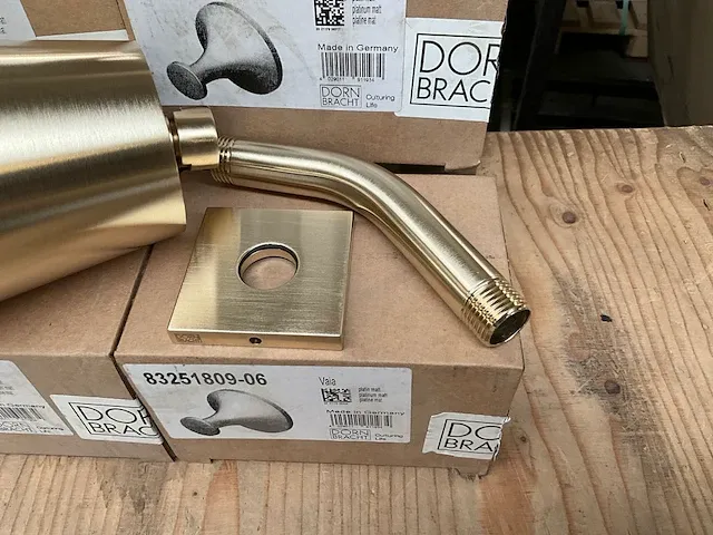 Opbouw hoofddouche dornbracht en 6x handdoekhouder - afbeelding 4 van  8