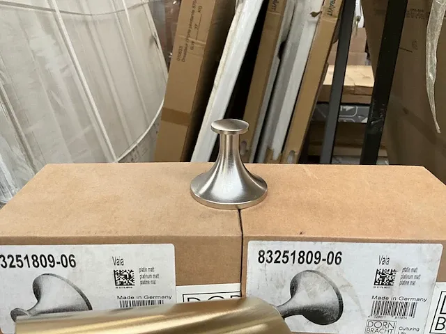Opbouw hoofddouche dornbracht en 6x handdoekhouder - afbeelding 5 van  8