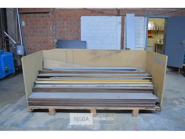 Open houten bak met planken - afbeelding 1 van  3