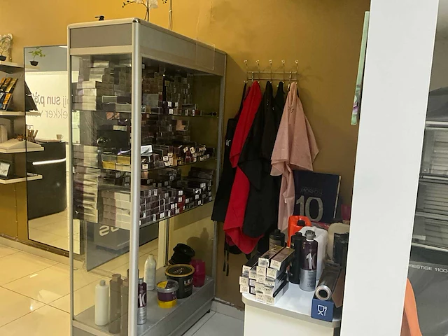 Open vitrinekast en werktafeltje - afbeelding 1 van  12