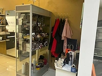 Open vitrinekast en werktafeltje - afbeelding 1 van  12