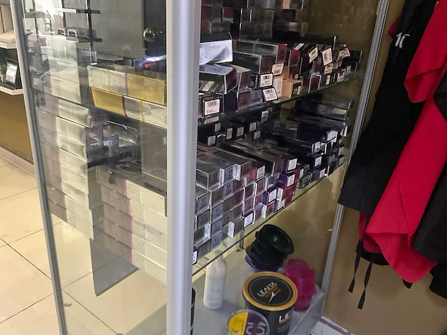 Open vitrinekast en werktafeltje - afbeelding 9 van  12