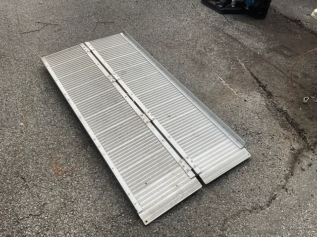 Opklapbare aluminium oprijramp - afbeelding 2 van  2