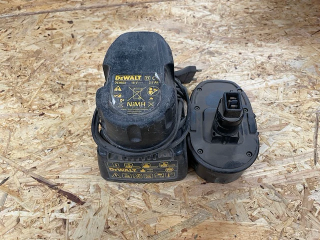 Oplaadstation, 2 batterijen dewalt - afbeelding 1 van  3