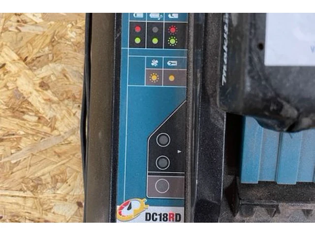 Oplaadstation makita en 2 batterijen - afbeelding 2 van  4