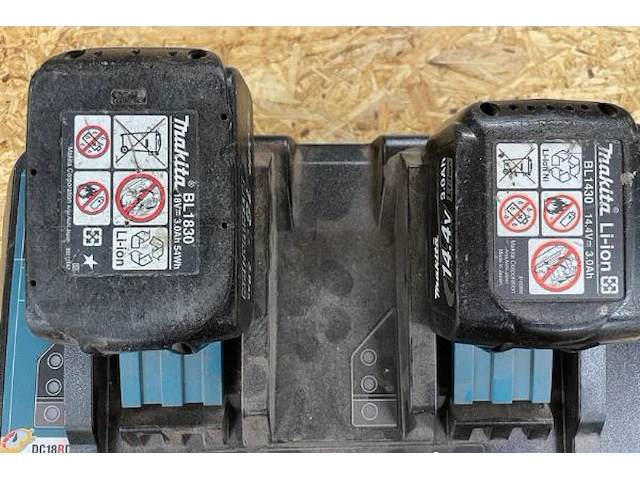 Oplaadstation makita en 2 batterijen - afbeelding 3 van  4