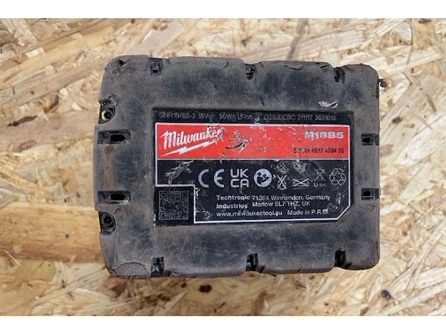 Oplaadstation milwaukee + 2 batterijen - afbeelding 2 van  2