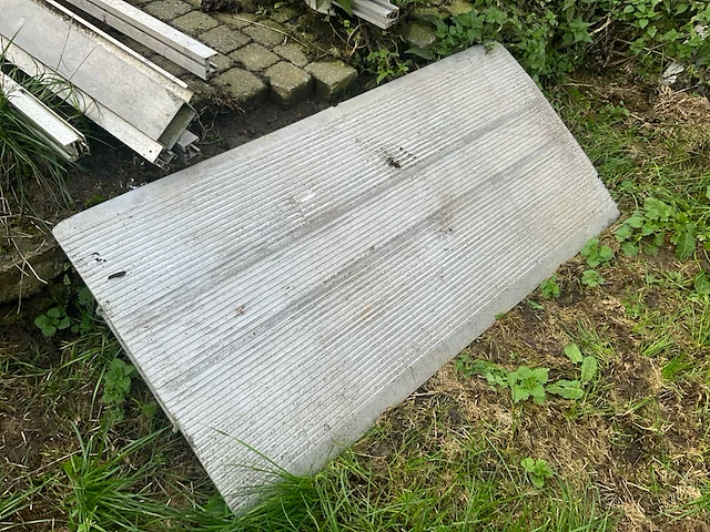 Oprijplaat van ca. 140 x 70 cm. - afbeelding 1 van  3