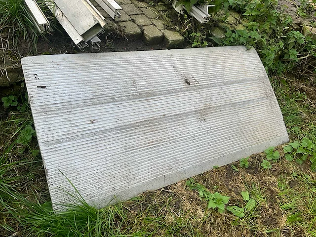 Oprijplaat van ca. 140 x 70 cm. - afbeelding 2 van  3
