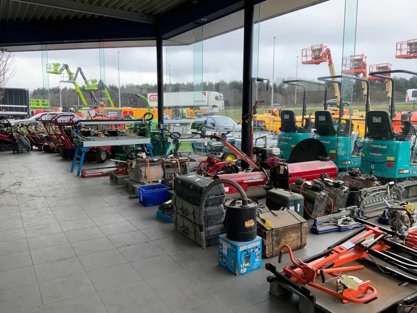 Opruimveiling van grondverzetmachines en klein materiaal wegens verhuis locatie