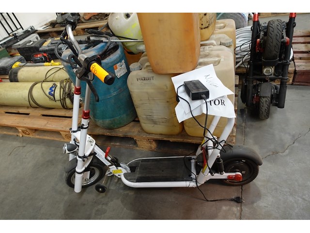 Opvoubaar elek step motovia - afbeelding 1 van  4