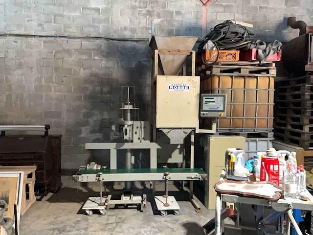 Opzakmachine met weegbunker - afbeelding 1 van  10