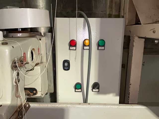 Opzakmachine met weegbunker - afbeelding 8 van  10