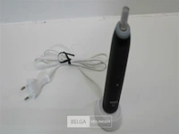 Oral-b io 5s black elektrische tandenborstel - afbeelding 2 van  3