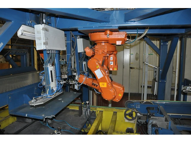 Orange small robot abb - afbeelding 3 van  6