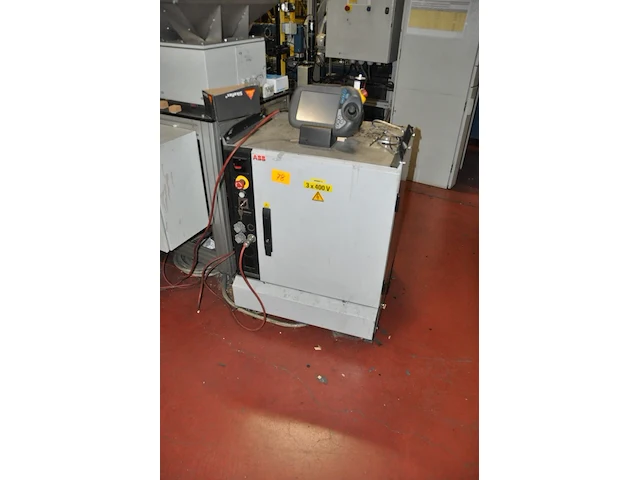 Orange small robot abb - afbeelding 4 van  6