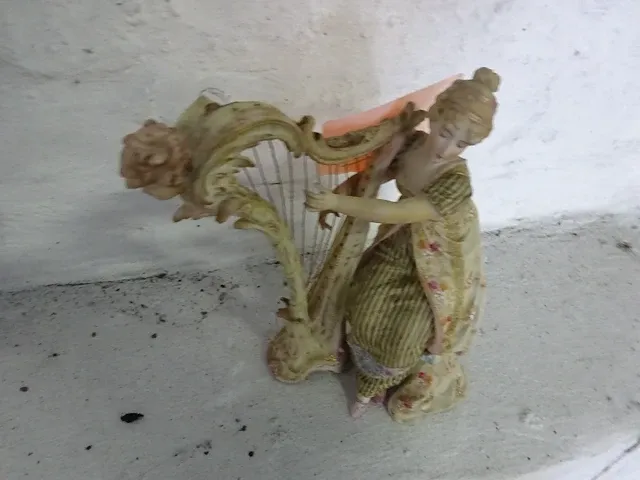 Oud beeld vrouw in ceramiek - afbeelding 1 van  1