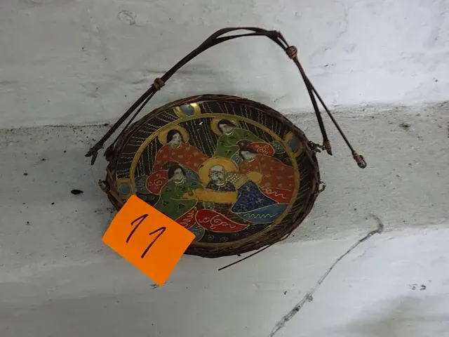 Oud japans bord bas-relief,ceramique - afbeelding 1 van  2