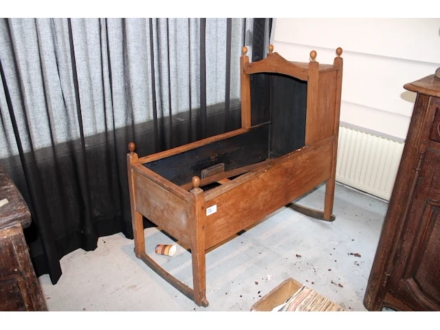 Oud kinderschommelbed - afbeelding 1 van  3