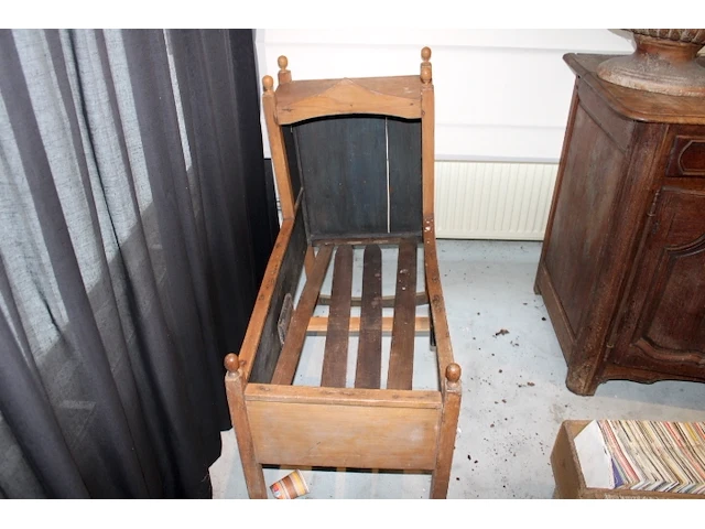 Oud kinderschommelbed - afbeelding 2 van  3