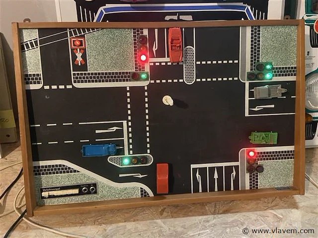 Oud leermodel verkeerslichten - afbeelding 1 van  8
