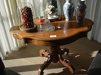 Oud tafeltje op rolvoet