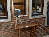 Oud wandtafeltje, rechthoekige spiegel in vergulde kader, tafellamp op driepikkel zwarte kap