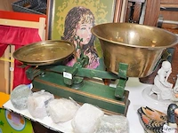 Oude balans met koper schalen - afbeelding 1 van  1