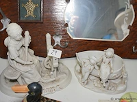 Oude beeldjes in wit porselein - afbeelding 1 van  1