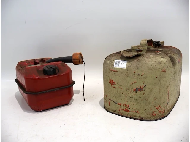 Oude benzine tank (x2) - afbeelding 1 van  5