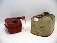 Oude benzine tank (x2) - afbeelding 1 van  5