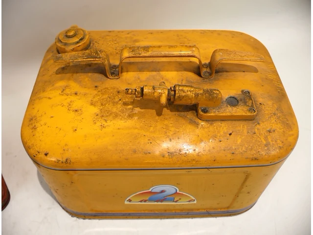 Oude benzine tank - afbeelding 3 van  6