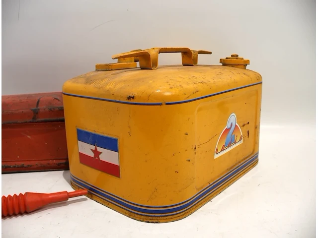 Oude benzine tank - afbeelding 4 van  6