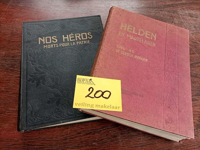Oude boeken wo i en wo ii, helden en martelaren - afbeelding 1 van  9