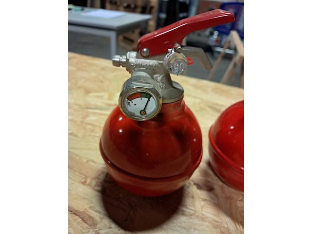 Oude brandblus apparaten 2 stuks - afbeelding 1 van  5