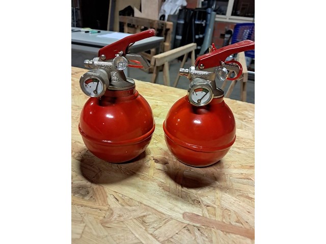 Oude brandblus apparaten 2 stuks - afbeelding 2 van  5