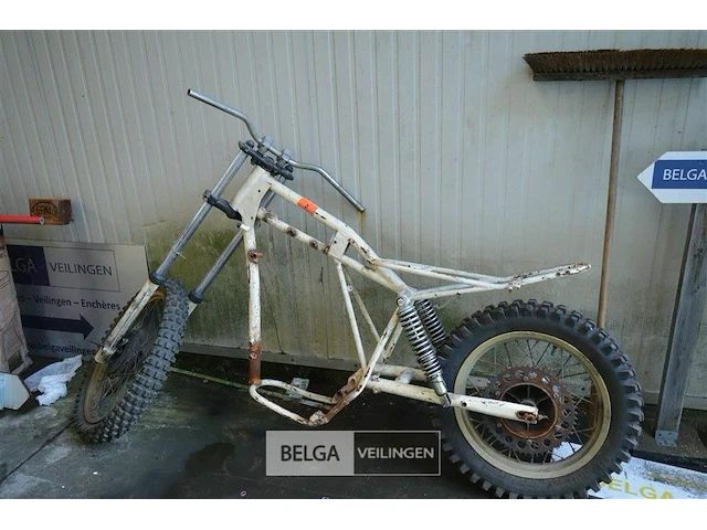 Oude crossmotor - afbeelding 3 van  6