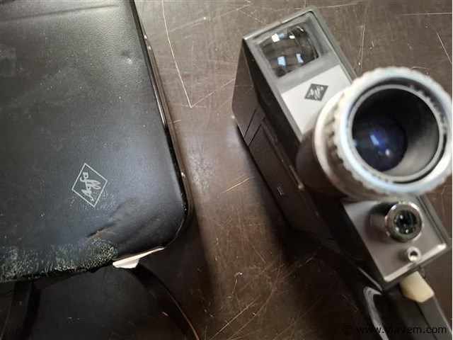 Oude filmcamera - afbeelding 2 van  2