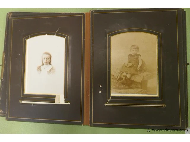 Oude foto album met foto's - afbeelding 3 van  3