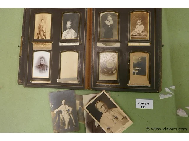 Oude foto album met foto's - afbeelding 1 van  3
