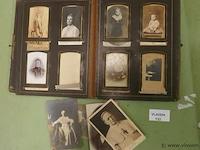 Oude foto album met foto's - afbeelding 1 van  3