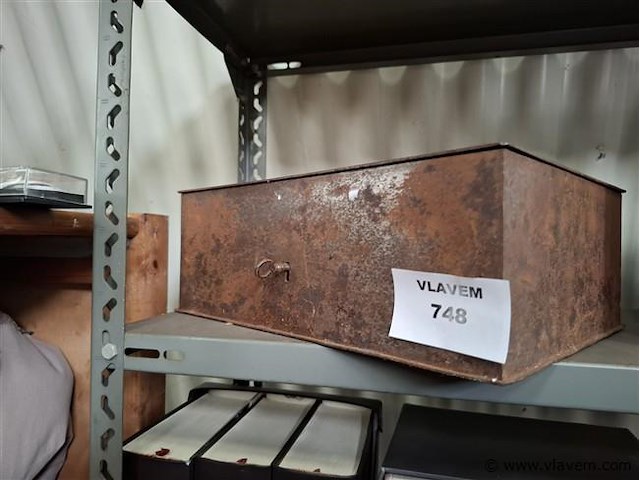 Oude geldkoffer - afbeelding 1 van  2