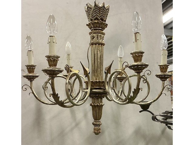 Oude goudkleurige kroonluchter met 6 armen - afbeelding 1 van  1